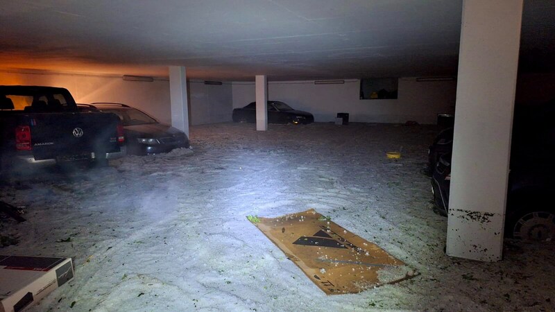 Water and hail penetrated underground garages. (Bild: zoom.tirol)