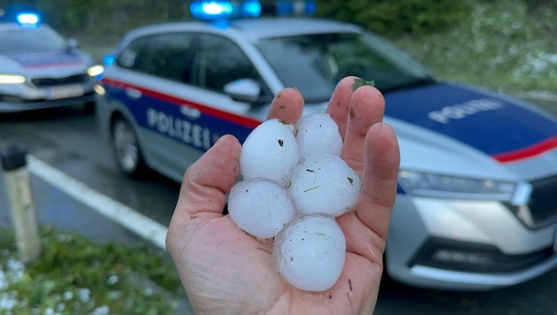 Hail can also be present, as recently in the Kufstein area, where these grains fell from the sky. (Bild: zoom.tirol)