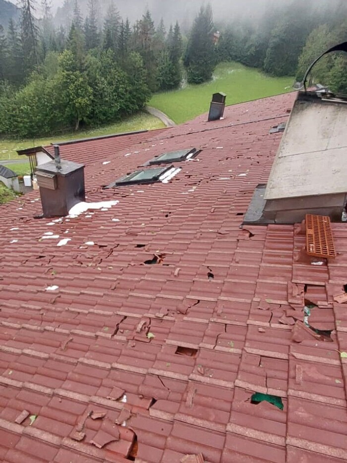 Dachziegel hielten bei diesem Haus in Scheffau nicht stand.