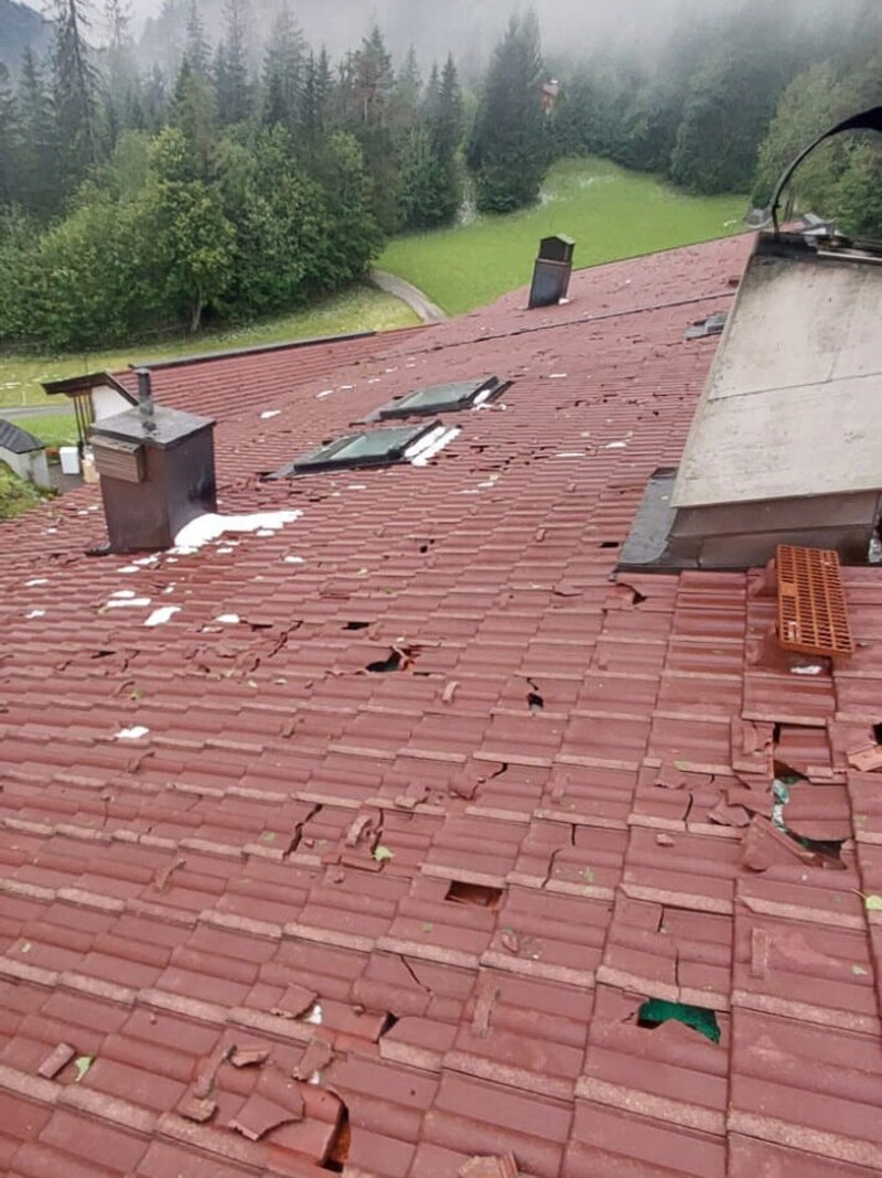 Dachziegel hielten bei diesem Haus in Scheffau nicht stand. (Bild: zoom.tirol)