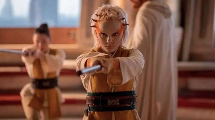 Dafne Keen als kecke Jedi-Padawan Jecki.