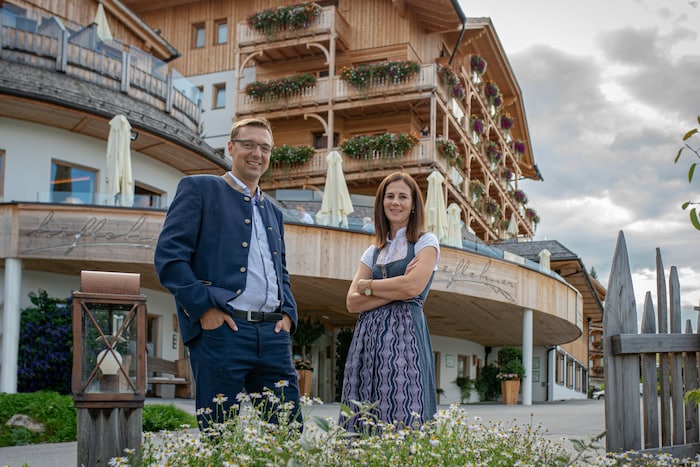 Gerhard und Katrin Höflehner vor ihrem Betrieb in Haus im Ennstal.