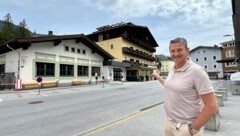 Bürgermeister Andreas Haitzer vor Hotel Post und Festsaal (Bild: Sabine Salzmann)