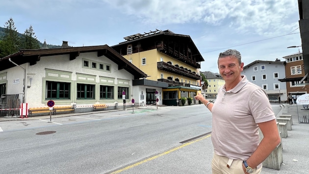 Bürgermeister Andreas Haitzer vor Hotel Post und Festsaal (Bild: Sabine Salzmann)