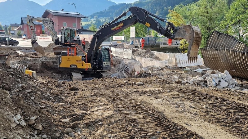 Construction work on the traffic circle will continue until August. (Bild: Andreas Haitzer)