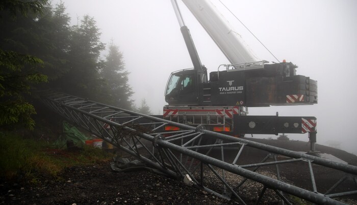 Bei zwölf Grad, Dauerregen und Nebel startete am Montag die Bergung der Windmessanlage.