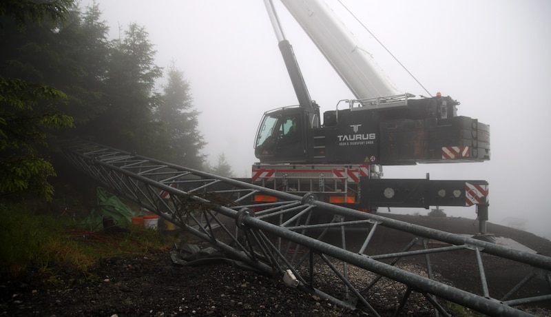 Bei zwölf Grad, Dauerregen und Nebel startete am Montag die Bergung der Windmessanlage.  (Bild: Tröster Andreas)