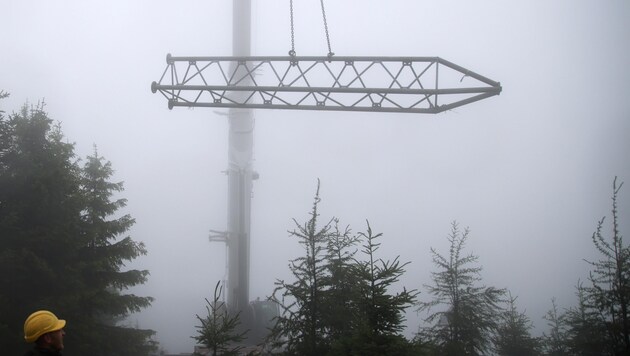 The recovery of the wind measuring system began on Monday in twelve-degree temperatures, continuous rain and fog. Fortunately, the destroyed mast could be pulled out of the forest. (Bild: Tröster Andreas)