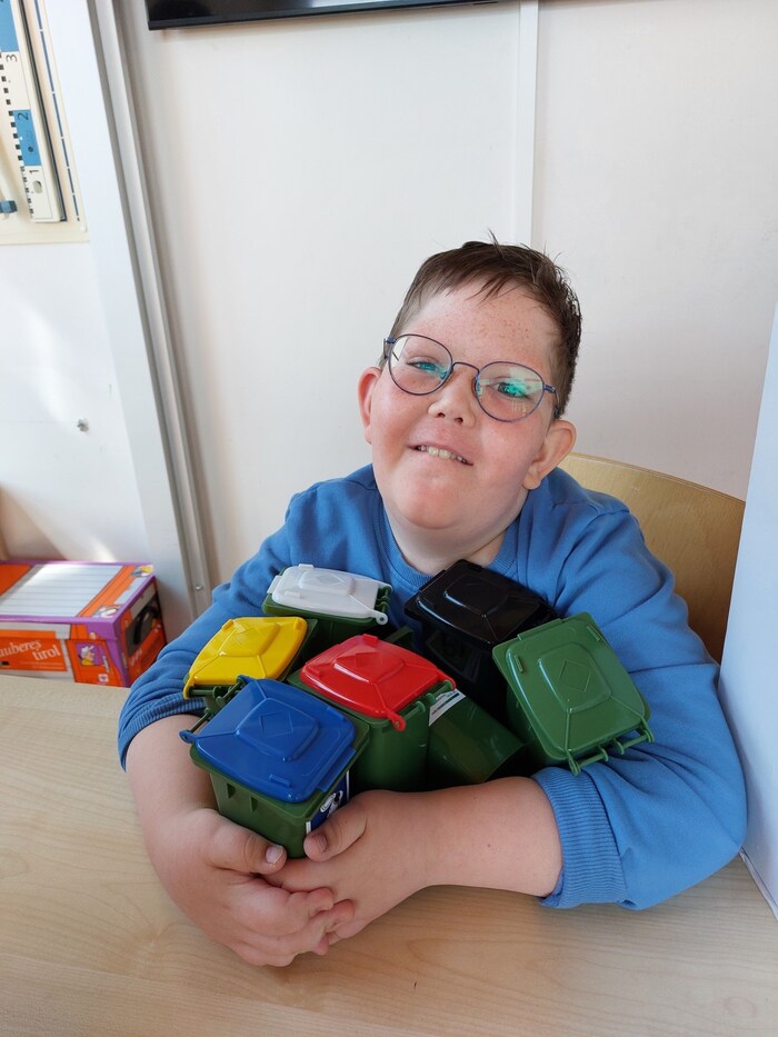 Manuel lernte anhand der Mini-Mülltonnen, wohin welcher Abfall gehört.