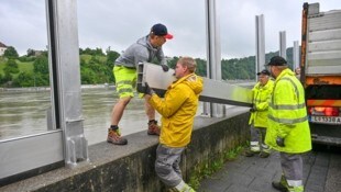 Der Hochwasserdamm in Linz bleibt aufgebaut.