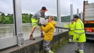 Der Hochwasserdamm in Linz bleibt aufgebaut. (Bild: Dostal Harald)