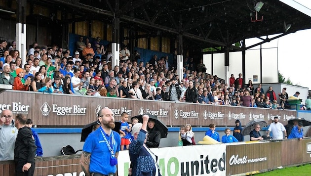 Die rappelvolle Tribüne im Stadion an der Holzstraße. (Bild: FC Lustenau)