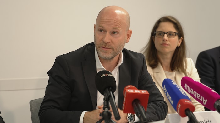 Paul Schmidt, az ÖGfE főtitkára és Karin Praprotnik politológus.