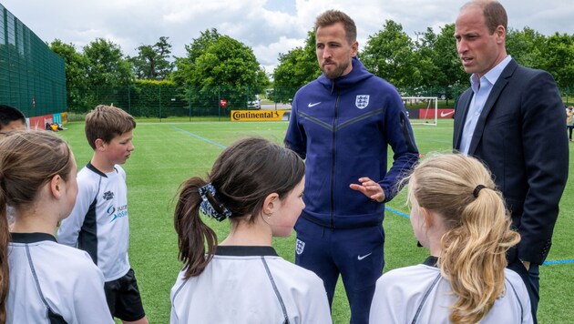 Prinz William (re.) und Harry Kane im Gespräch mit Kindern