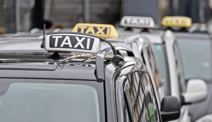 Im Urlaubsland auf seriöse Taxiunternehmen achten. Im Vorfeld darüber informieren.