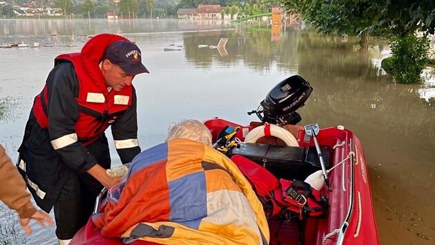 Überall nur Wasser: Die Feuerwehr kam Campern in Burg zu Hilfe. (Bild: Schulter Christian)