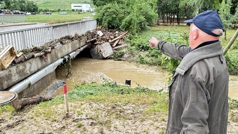 An einer Brücke in Unterschützen wurden nicht nur Holz, Unrat und Abfalltonnen angeschwemmt, auch musste sich eine Pensionistin an dem Geländer festklammern, um von den Wassermassen nicht umgeworfen und mitgerissen zu werden. (Bild: Schulter Christian)