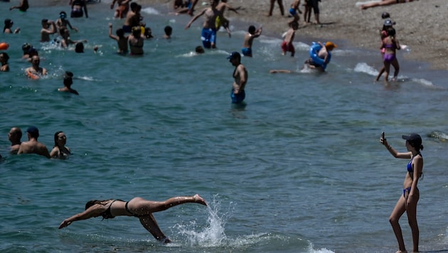 Fürdőzők egy athéni strandon (Bild: AFP/Aris Messinis)