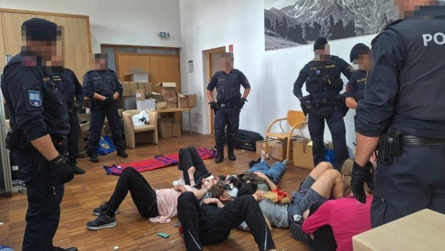 Die Tierschutzaktivisten hatten sich in einem Raum der ÖVP-Zentrale verbarrikadiert. (Bild: VGT.at, Krone KREATIV)