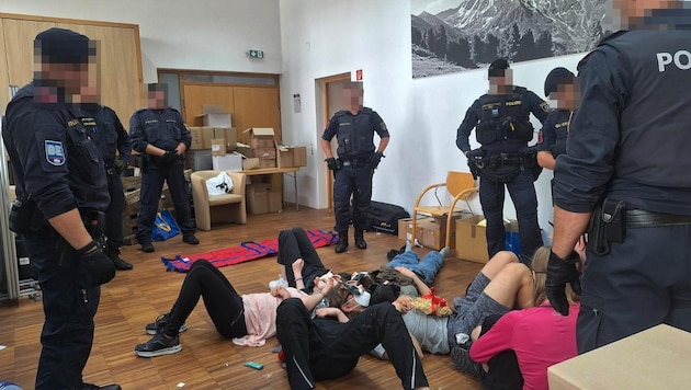 The animal rights activists had barricaded themselves in a room at the ÖVP headquarters. (Bild: VGT.at, Krone KREATIV)