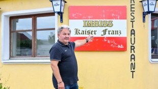 „Kaiser Franz“ Wohlmuth vor seinem neuen Imbiss in Traun. (Bild: Dostal Harald)