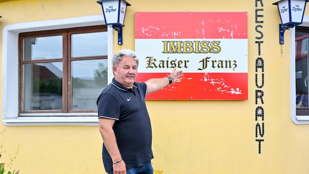 "Kaiser Franz" Wohlmuth in front of his new snack bar in Traun. (Bild: Dostal Harald)