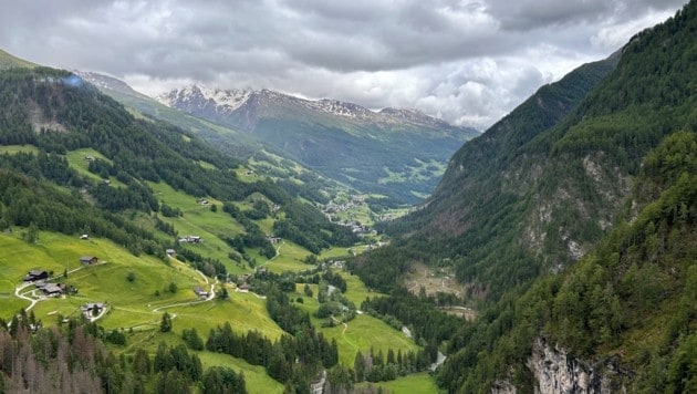 Unweit der Sattelalm bietet eine Aussichtsplattform einen schönen Blick auf Heiligenblut. (Bild: Zwickl)