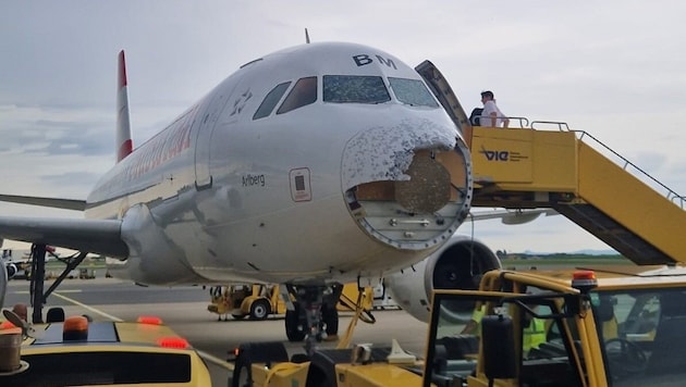 Az utasok szemei elszörnyedve tágultak, amikor leszálltak, és látták, hogy a repülőgép orrát milyen csúnyán szétroncsolta a jégeső. (Bild: zVg)