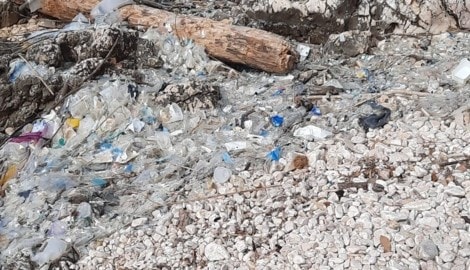 Plastikmüll säumt den Strand bei Rovinj auf der istrischen Halbinsel. (Bild: zVg)
