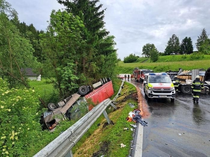 Ein Schlepper landete im Bach