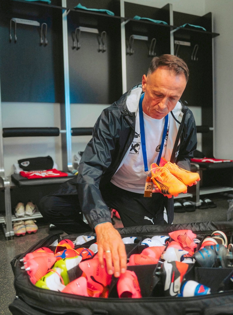 Jovo Marjanovic knows the shoes of all our EURO team players by heart. (Bild: ÖFB/Kelemen)