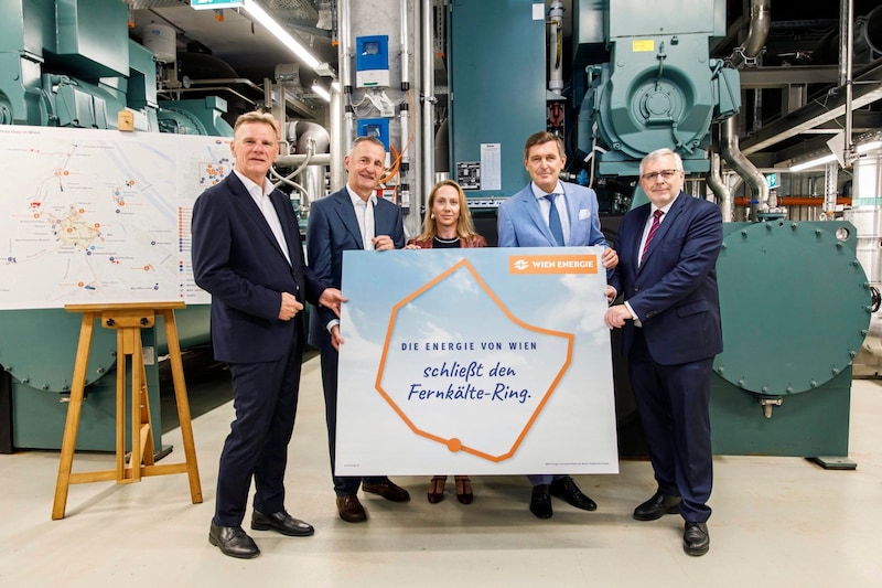 From left: Michael Strebl (Wien Energie), Peter Weinelt (Wiener Stadtwerke), Project Manager Michaela Deutsch, City Councillor Peter Hanke and Gerhard Fida (Wiener Netze). (Bild: Wien Enegie/Max Kropitz)