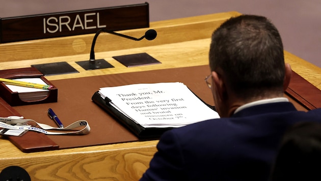 Az izraeli képviselő az USA által előterjesztett tűzszüneti tervről szóló szavazás során (Bild: APA/Getty Images via AFP/GETTY IMAGES/Michael M. Santiago)
