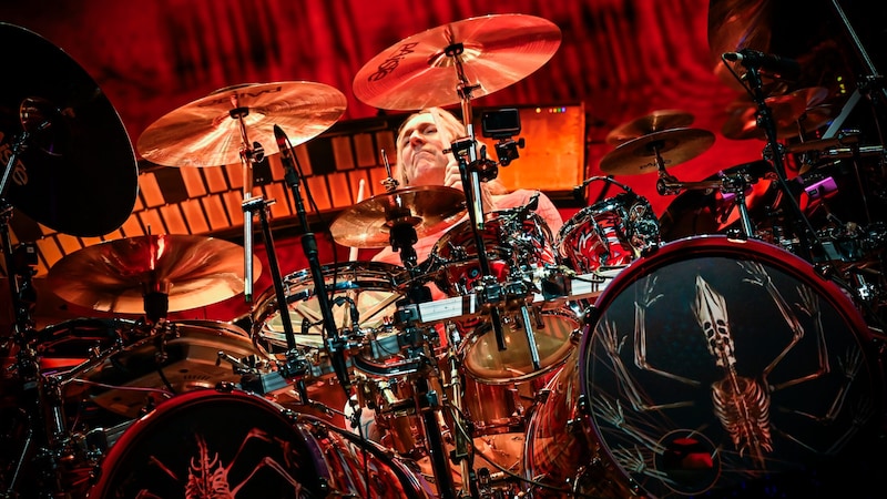 Drummer Danny Carey erwies sich an seinem monströsen Set nicht nur als Taktgeber, sondern auch als Kopf der Band. (Bild: Andreas Graf)