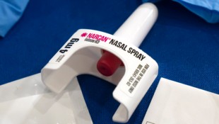 Ein Behälter mit Narcan, einer Markenversion des Medikaments Naloxon zur Bekämpfung von Opioidüberdosierungen  (Bild: AP/The Associated Press)