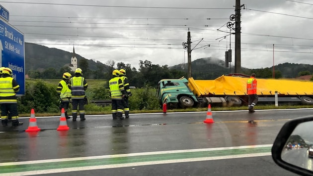 Drei Feuerwehren standen bei dem Unfall auf der Klagenfurter Straße im Einsatz. (Bild: Alexandra Freiberger)