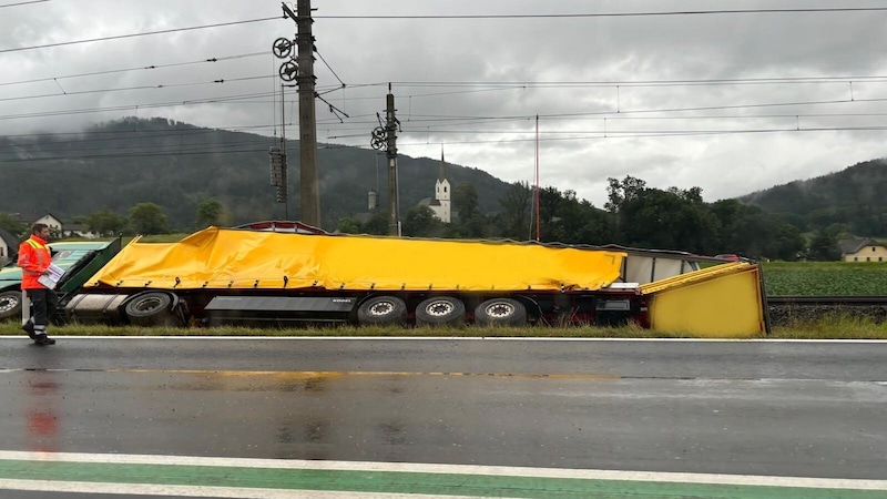 Warum der Lkw in den Straßengraben gestürzt ist, ist unklar. (Bild: Alexandra Freiberger)