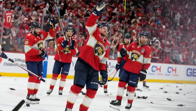 Die Florida Panthers feiern ihren Sieg.  (Bild: AP ( via APA) Austria Presse Agentur/ASSOCIATED PRESS)