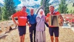 Schwester Maria von den Franziskanerinnen in Hall empfing die drei Herren, Toni Silberberger, Peter Habeler und Franz Posch auf der 1787 Meter hoch gelegenen Alm.  (Bild: Bernhard Silberberger)