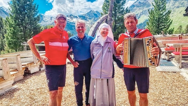 Schwester Maria von den Franziskanerinnen in Hall empfing die drei Herren, Toni Silberberger, Peter Habeler und Franz Posch auf der 1787 Meter hoch gelegenen Alm.  (Bild: Bernhard Silberberger)