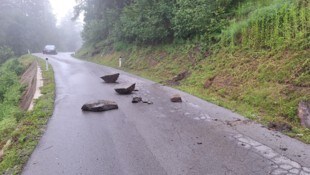 Auch Felsbrocken gingen auf die Straße ab.