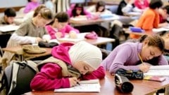 Die Zahl der muslimischen Schüler in Wiens Schulen ist stark gestiegen. Rund ein Drittel der Volksschüler des laufenden Schuljahrs sind Muslime – sie stellen damit mittlerweile die größte religiöse Gruppe. (Bild: Ulrich Baumgarten / vario images / picturedesk.com)