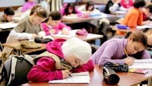 Die Zahl der muslimischen Schüler in Wiens Schulen ist stark gestiegen. Rund ein Drittel der Volksschüler des laufenden Schuljahrs sind Muslime – sie stellen damit mittlerweile die größte religiöse Gruppe. (Bild: Ulrich Baumgarten / vario images / picturedesk.com)