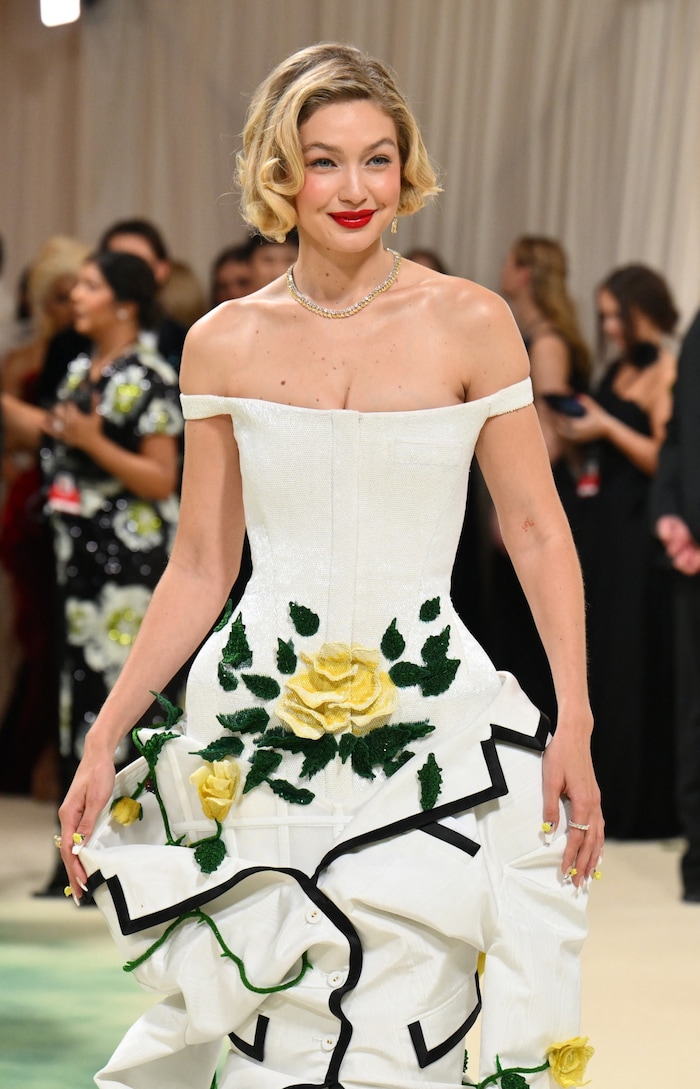 Gigi Hadid trug bei der Met Galal einen glamourösen Make-up-Look.