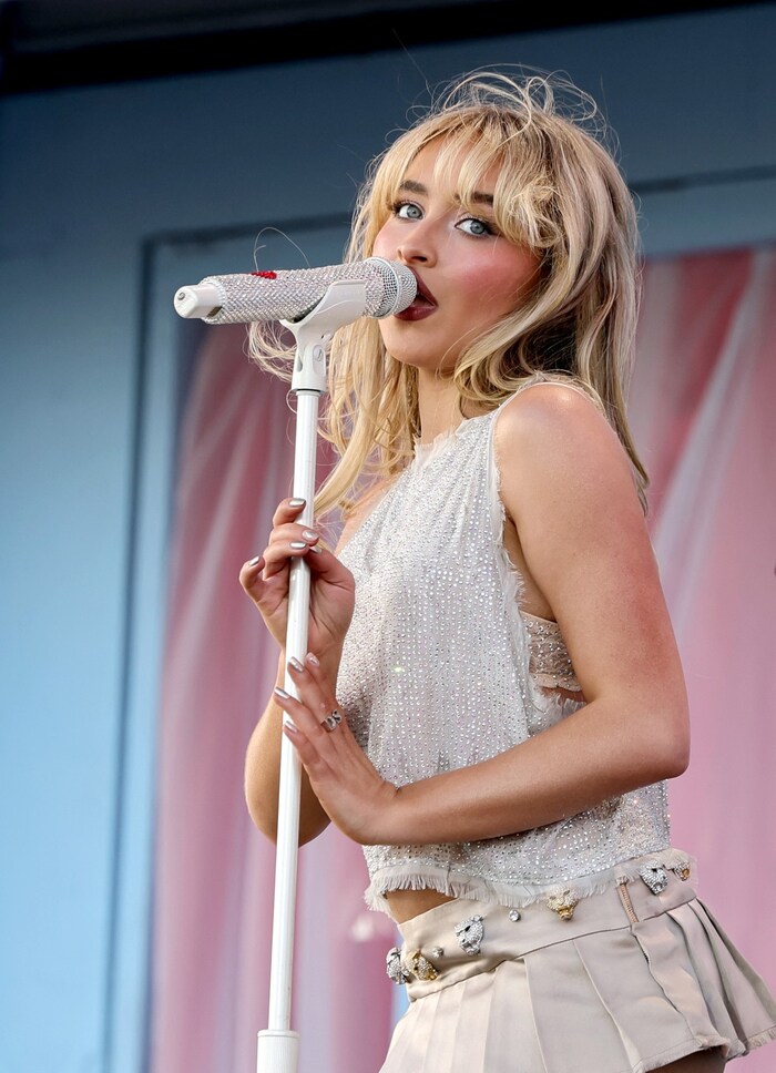 Auch Sabrina Carpenter ist ein großer Fan des Beauty-Trends.