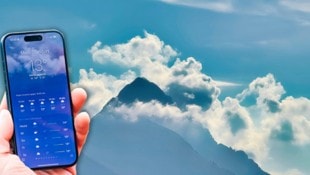 Wetter-Apps können hilfreich sein, aber gerade Bergsteiger und Wanderer sollten lieber viel öfter zum Himmel blicken, um zu wissen, was sich über ihnen zusammenbraut.  (Bild: Wallner Hannes)