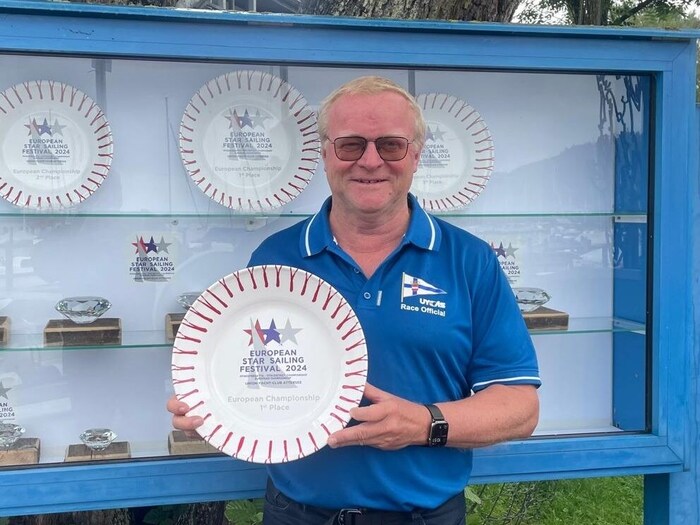 Wettfahrtleiter Gert Schmidleitner mit einer Gmundner-Keramik-Trophäe 