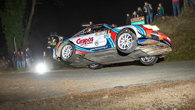 Günther Knoblochs 911er lernt wieder das Fliegen (Bild: Knobloch/BMP Motorsportfotos )