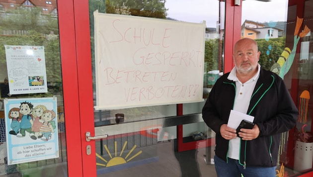 Bürgermeister Hannes Kogler vor der gesperrten Schule in St. Radegund (Bild: Jauschowetz Christian)