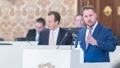 Marco Triller von der FPÖ (im Hintergrund: Landesrat Karlheinz Kornhäusl) (Bild: FPÖ Stmk)